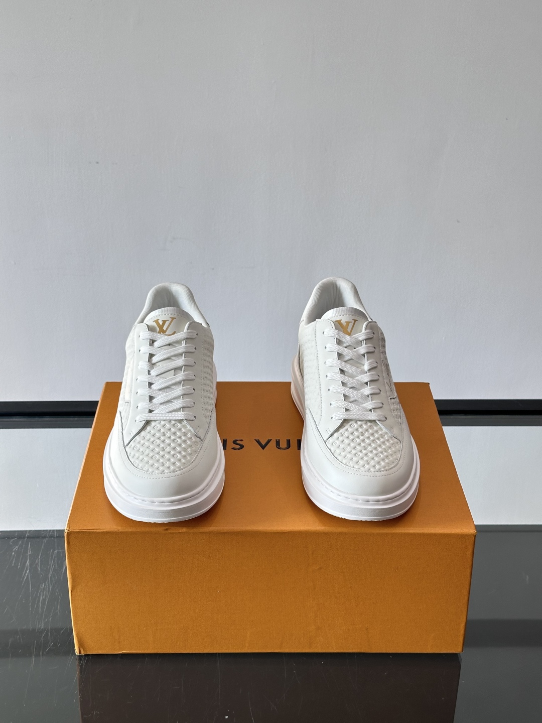 ◾️▫️L 男士经典休闲运动鞋，本款 Beverly Hills 运动鞋为柔软牛皮革描摹经典 Monog