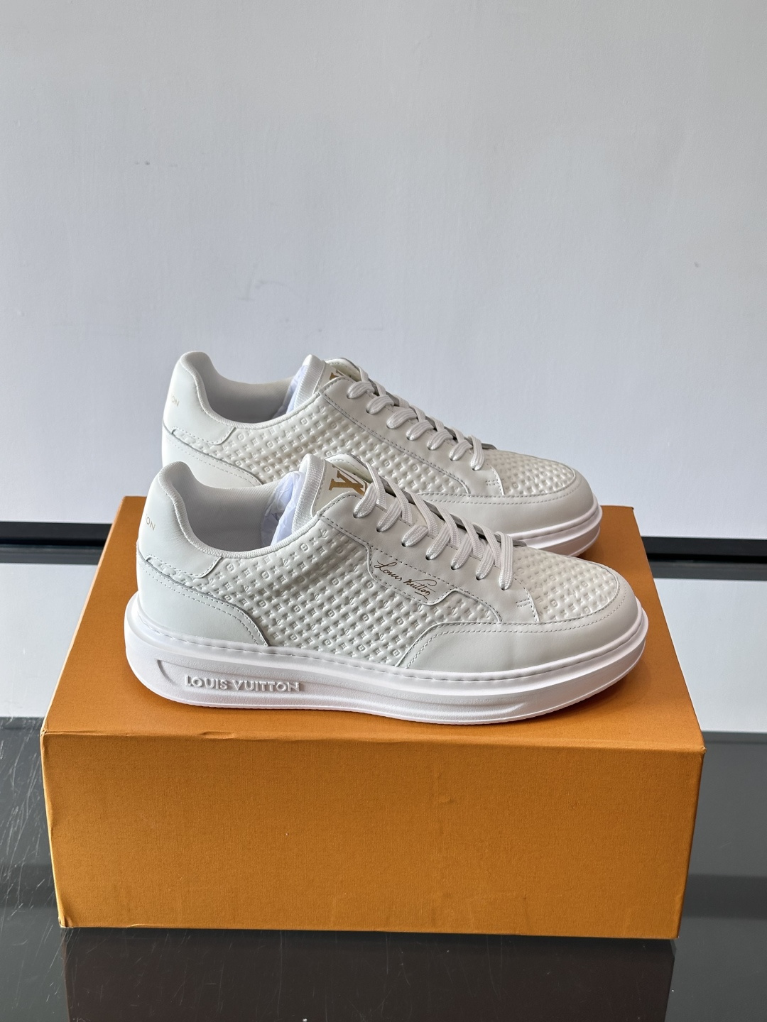 NO:556336,L Men's classic casual sneakers, this Beverly Hills sneaker is made of soft cow leather with classic Monogram print, creating an elegant upper. The rubber outsole is thick yet light, embellished with Louis Vuitton logo embossing. The padded insole and technical lining once again upgrade the comfort experience. The calf leather imported from Italy has a high-end and comfortable lining, and the original outsole is light and wear-resistant!  Purely handmade, details determine quality!  Yuan, Size38-44,,louis vuitton,sneakers,cowhide19860909L 男士经典休闲运动鞋,本款 Beverly Hills 运动鞋为柔软牛皮革描摹经典 Monogram 印花,塑造优雅鞋面.橡胶外底厚实而不失轻盈,其上点缀路易威登标识压纹.加衬内底和科技内衬再度升级舒适体验.意大利进口小牛皮内里高档舒适,原版大底轻盈耐磨！纯手工制作,细节决定品质！ 元, Size38-44,,louis vuitton,sneakers,cowhide,Men's shoes