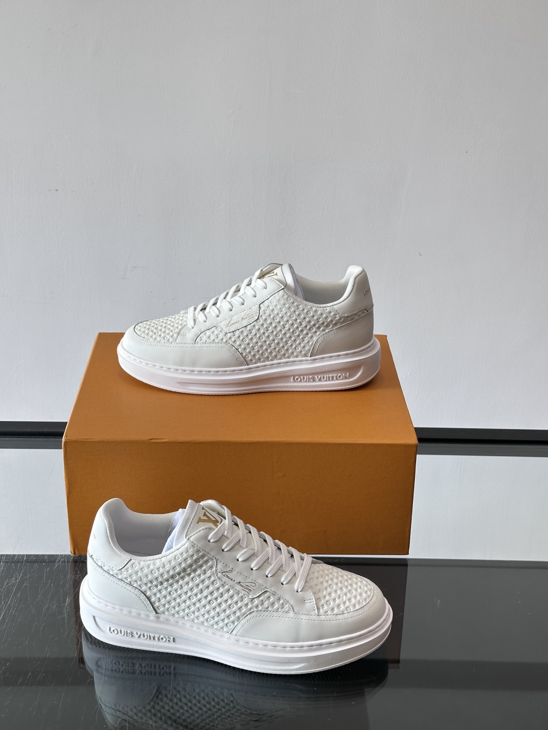 ◾️▫️L 男士经典休闲运动鞋，本款 Beverly Hills 运动鞋为柔软牛皮革描摹经典 Monog