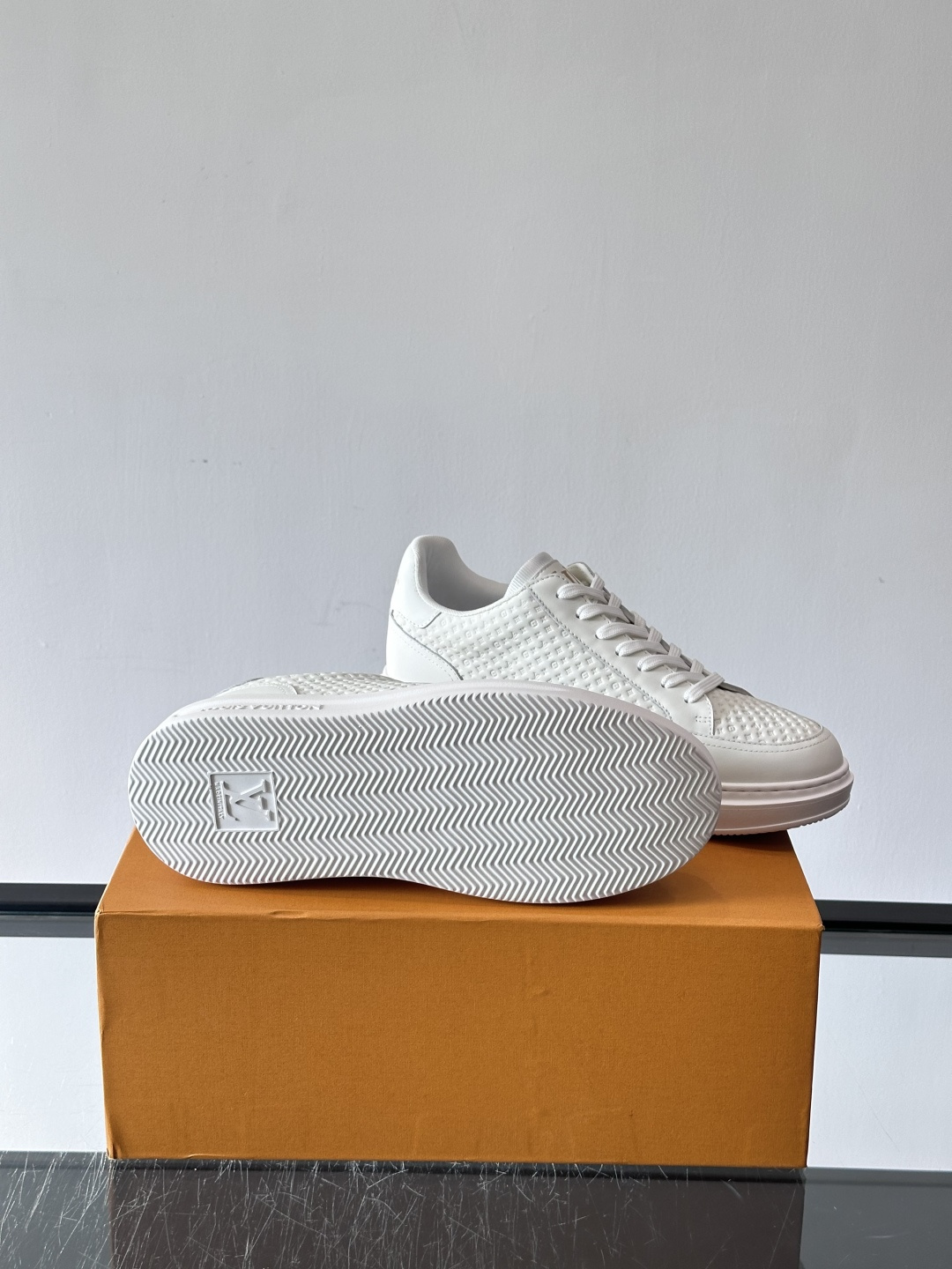 ◾️▫️L 男士经典休闲运动鞋，本款 Beverly Hills 运动鞋为柔软牛皮革描摹经典 Monog