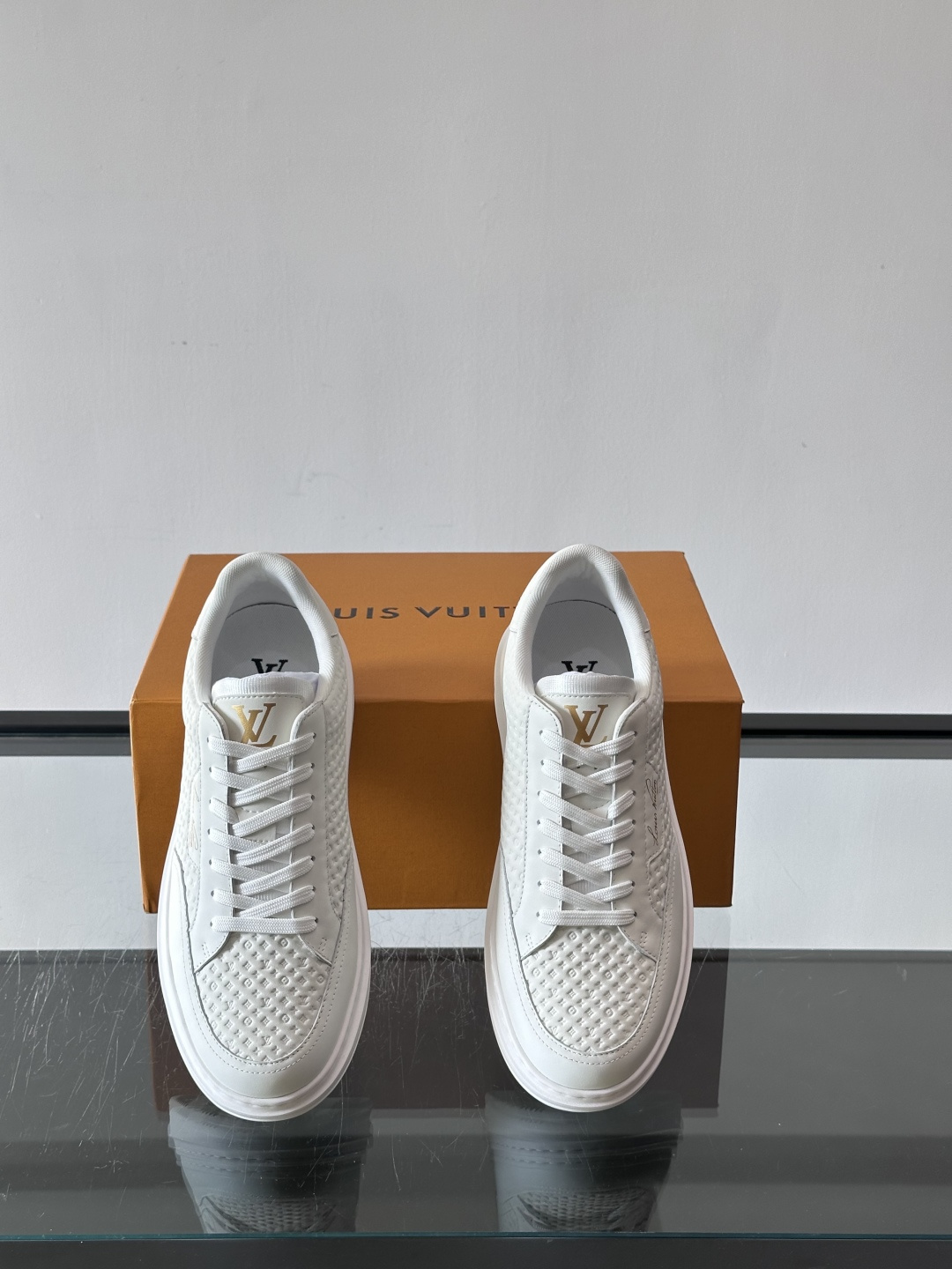 ◾️▫️L 男士经典休闲运动鞋，本款 Beverly Hills 运动鞋为柔软牛皮革描摹经典 Monog