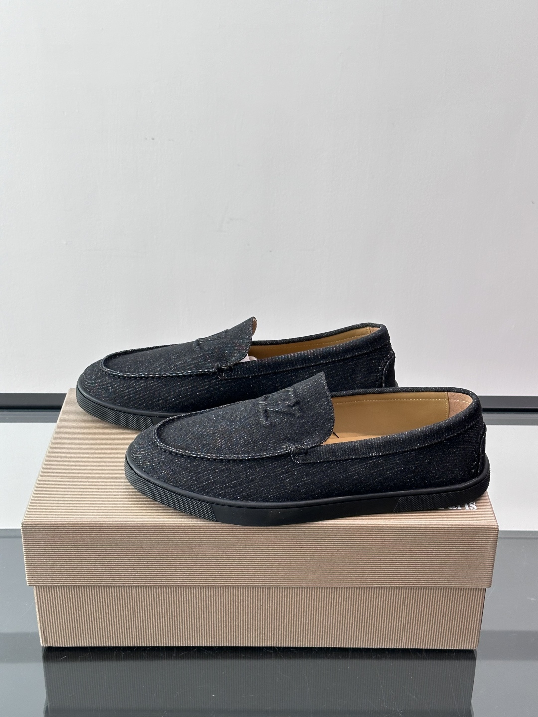 CL 休闲鞋一脚蹬 男士老钱风休闲鞋Christian Louboutin 休闲鞋👟！这双老钱风一脚蹬 