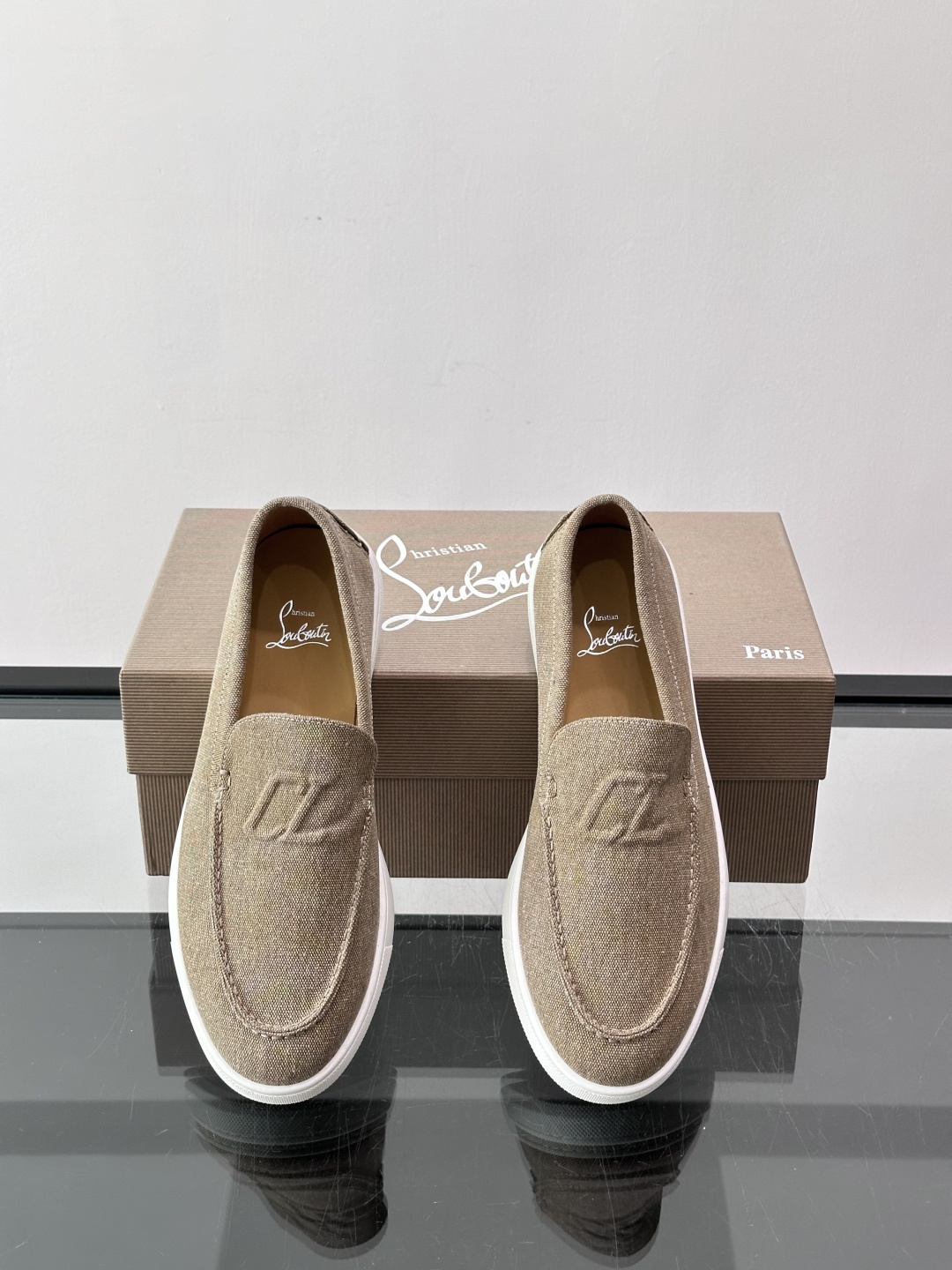 CL 休闲鞋一脚蹬 男士老钱风休闲鞋Christian Louboutin 休闲鞋👟！这双老钱风一脚蹬 