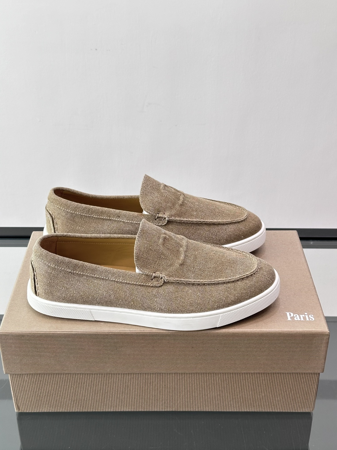 CL 休闲鞋一脚蹬 男士老钱风休闲鞋Christian Louboutin 休闲鞋👟！这双老钱风一脚蹬 