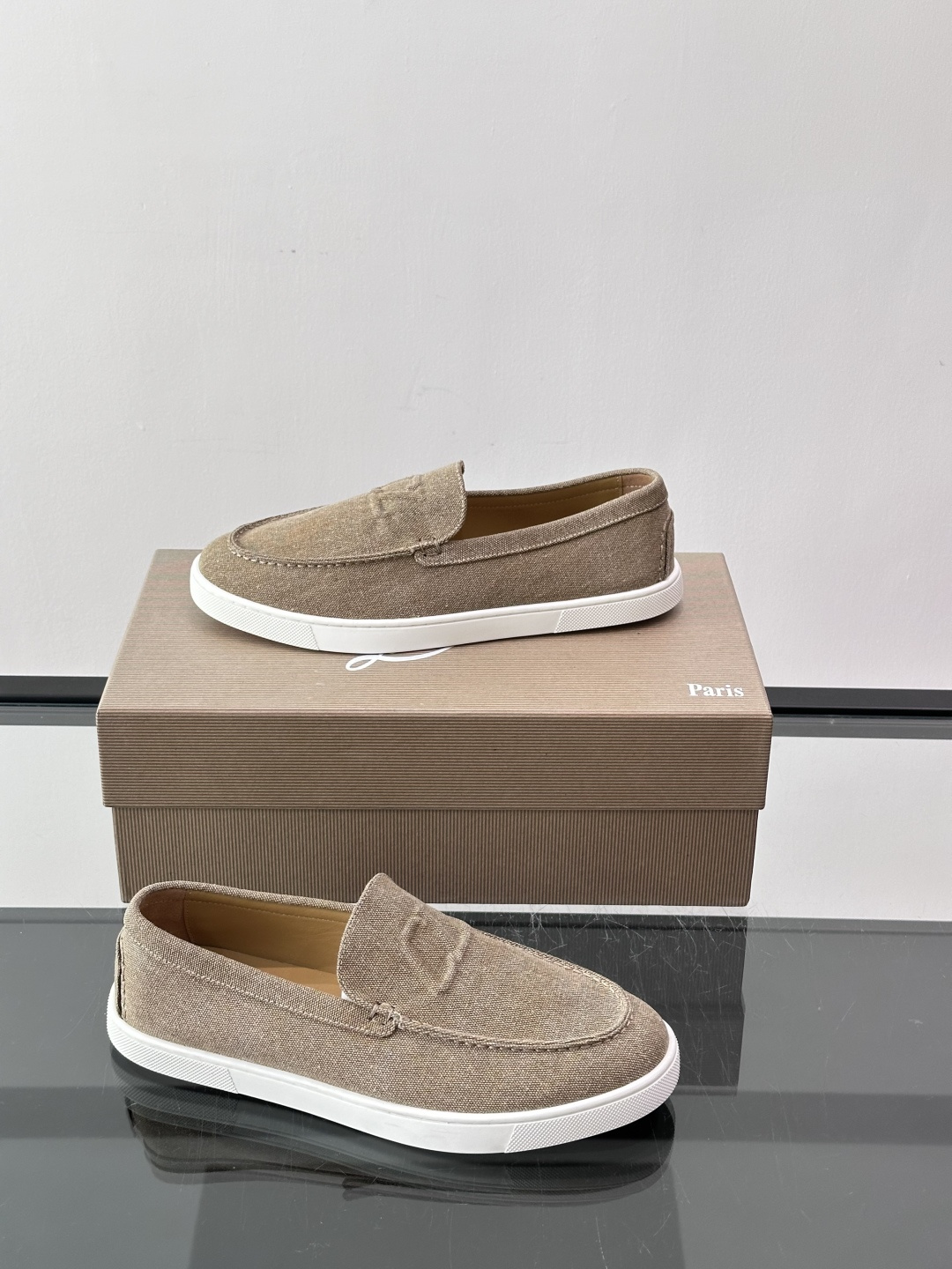 CL 休闲鞋一脚蹬 男士老钱风休闲鞋Christian Louboutin 休闲鞋👟！这双老钱风一脚蹬 