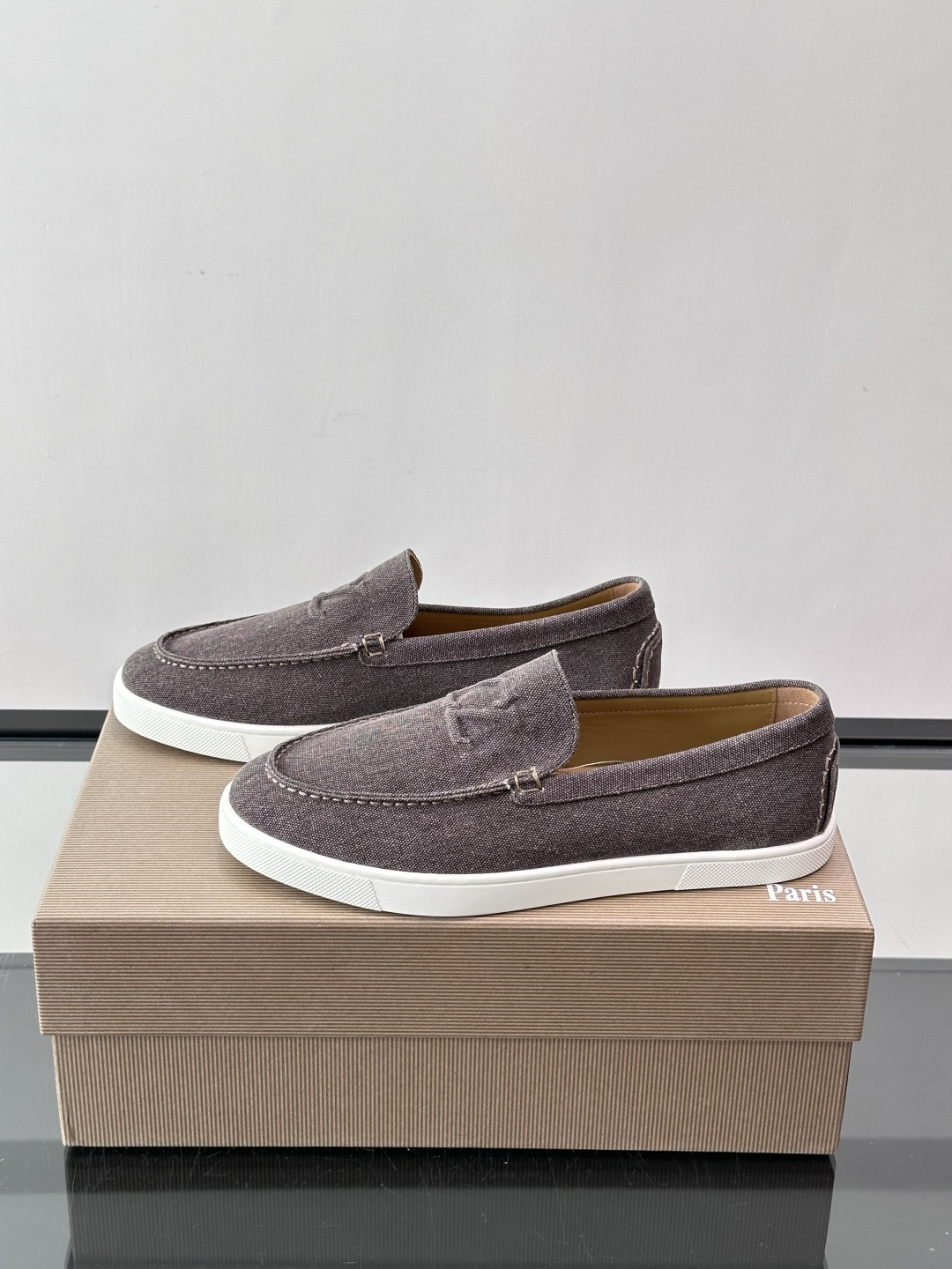 CL 休闲鞋一脚蹬 男士老钱风休闲鞋Christian Louboutin 休闲鞋👟！这双老钱风一脚蹬 