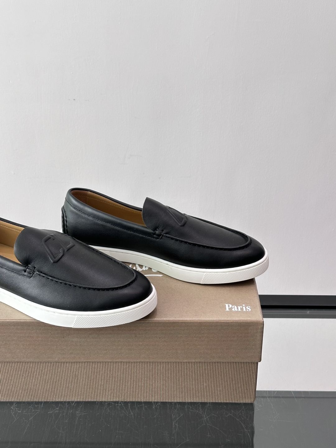 CL 休闲鞋一脚蹬 男士老钱风休闲鞋Christian Louboutin 休闲鞋👟！这双老钱风一脚蹬 