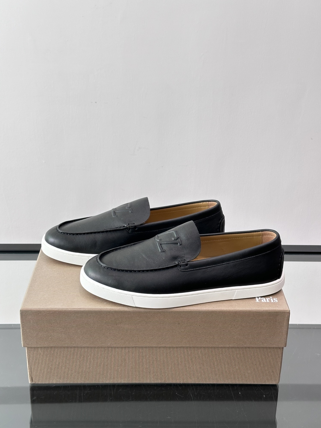 CL 休闲鞋一脚蹬 男士老钱风休闲鞋Christian Louboutin 休闲鞋👟！这双老钱风一脚蹬 