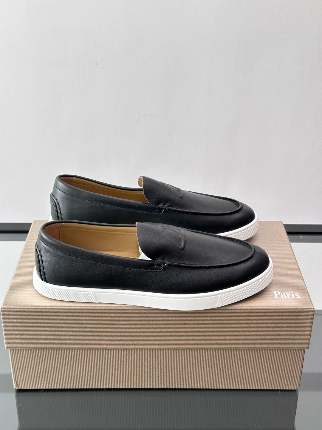 CL 休闲鞋一脚蹬 男士老钱风休闲鞋Christian Louboutin 休闲鞋👟！这双老钱风一脚蹬 