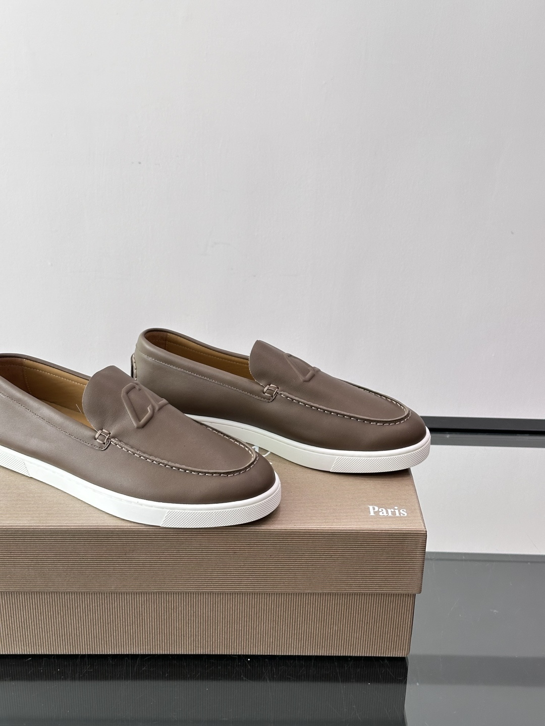 CL 休闲鞋一脚蹬 男士老钱风休闲鞋Christian Louboutin 休闲鞋👟！这双老钱风一脚蹬 