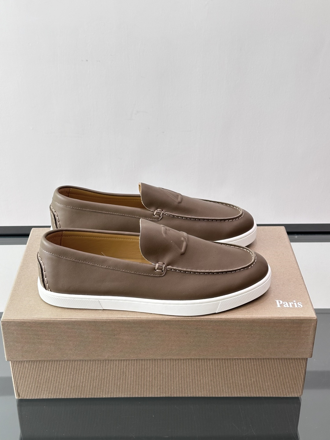 CL 休闲鞋一脚蹬 男士老钱风休闲鞋Christian Louboutin 休闲鞋👟！这双老钱风一脚蹬 