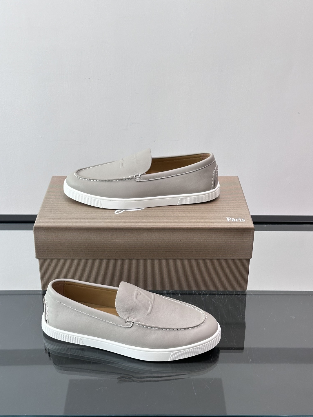 CL 休闲鞋一脚蹬 男士老钱风休闲鞋Christian Louboutin 休闲鞋👟！这双老钱风一脚蹬 