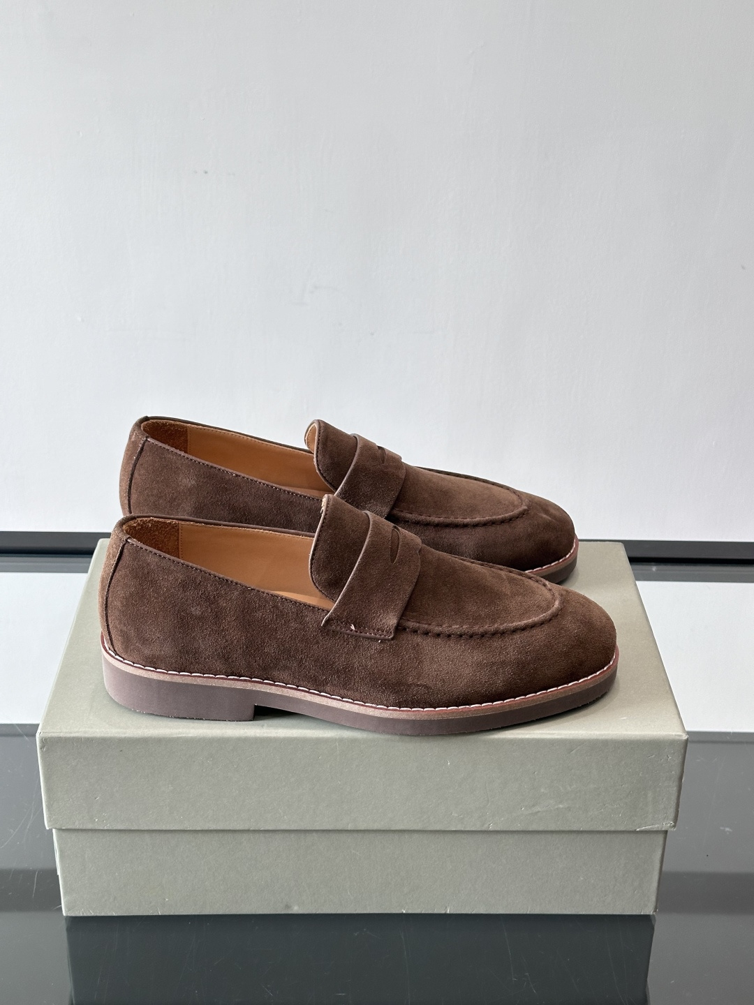 NO:552828,Brunello Cucinelli men's leather shoes, high-end men's classic loafers, made of original imported calfskin suede leather, this shoe style is classic and will never go out of style!  Genuine leather lining is softer and more comfortable on your feet!  The personalized logo and unique fine groove design on the outsole, as well as the non-slip outsole, make it instantly luxurious!  , size39-44 (customized at 38.45), BC leather shoes, brunello cucinelli, loafers, cowhide19860909Brunello Cucinelli 男士皮鞋,高端男士经典乐福鞋,原版进口胎牛皮麂牛皮打造,此款鞋型堪称经典,永不过时！真皮内里穿在脚上更加柔软舒适！外底上的个性logo和独特的细纹凹槽设计,防滑大底,奢华度瞬间爆棚！ ,size39-44（38.45定制）,BC皮鞋,brunello cucinelli,loafers,cowhide,Men's shoes