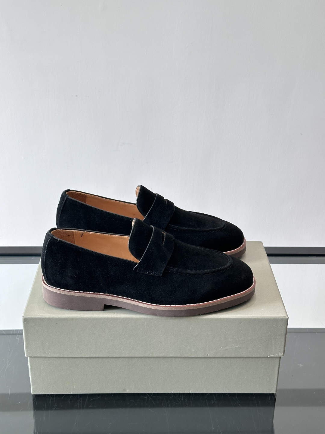 NO:558028,Brunello Cucinelli men's leather shoes, high-end men's classic loafers, made of original imported calfskin suede leather, this shoe style is classic and will never go out of style!  Genuine leather lining is softer and more comfortable on your feet!  The personalized logo and unique fine groove design on the outsole, as well as the non-slip outsole, make it instantly luxurious!  ,size39-44 (38.45 customized),,brunello cucinelli,loafers,cowhide19860909Brunello Cucinelli 男士皮鞋,高端男士经典乐福鞋,原版进口胎牛皮麂牛皮打造,此款鞋型堪称经典,永不过时！真皮内里穿在脚上更加柔软舒适！外底上的个性logo和独特的细纹凹槽设计,防滑大底,奢华度瞬间爆棚！ ,size39-44（38.45定制）,,brunello cucinelli,loafers,cowhide,Men's shoes