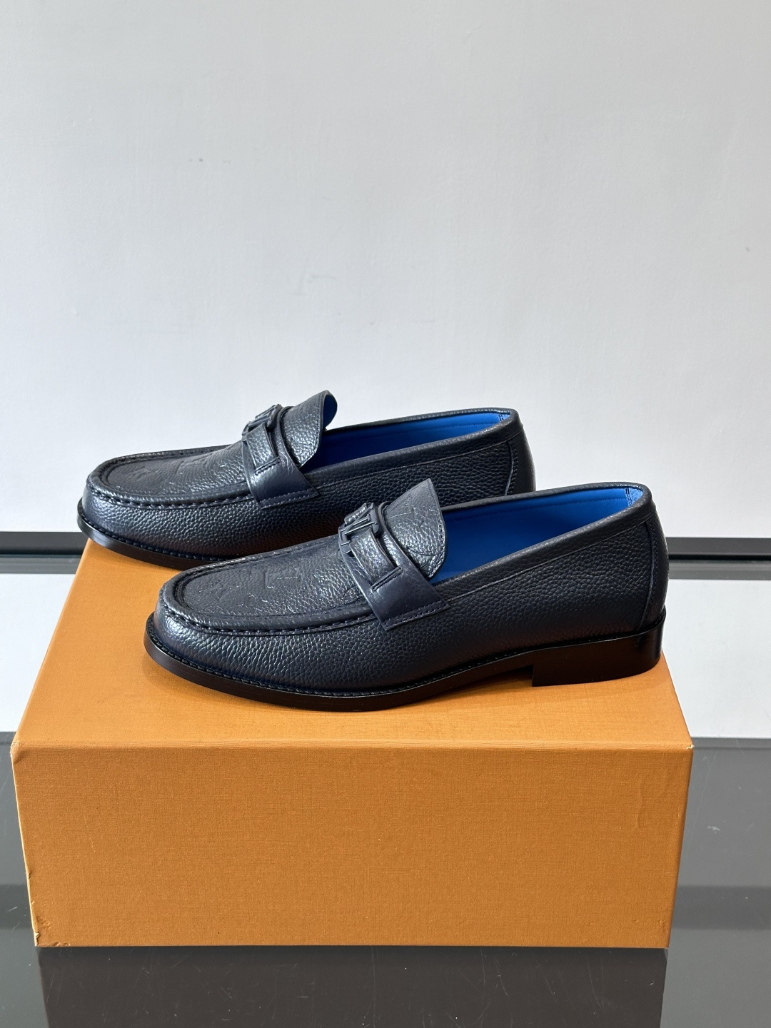 ◾️▫️L.v~高端男士正装休闲皮鞋，经典款，高端大气，进口牛皮打造，小牛皮透气内里，真皮大底，顶级品质