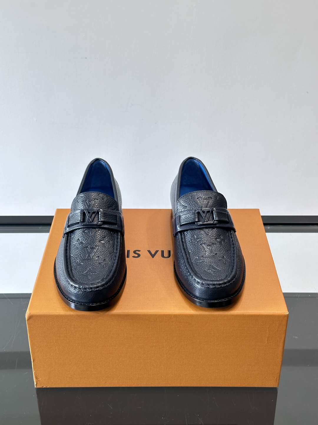 ◾️▫️L.v~高端男士正装休闲皮鞋，经典款，高端大气，进口牛皮打造，小牛皮透气内里，真皮大底，顶级品质