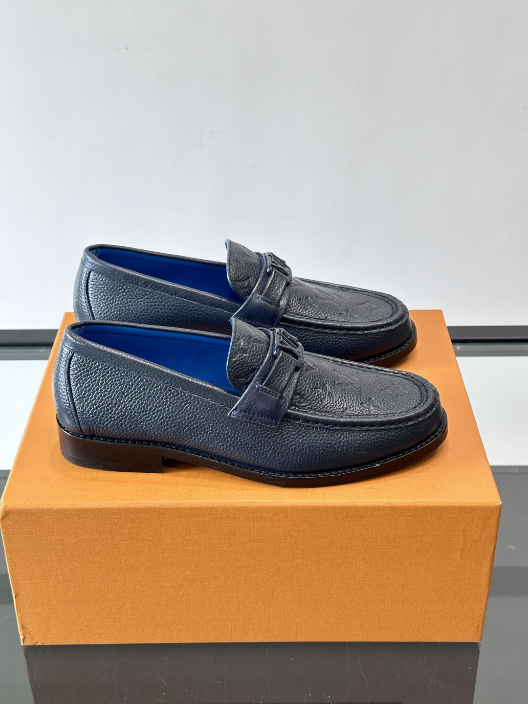 ◾️▫️L.v~高端男士正装休闲皮鞋，经典款，高端大气，进口牛皮打造，小牛皮透气内里，真皮大底，顶级品质