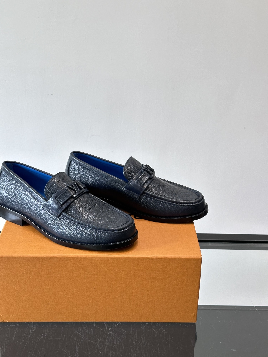 ◾️▫️L.v~高端男士正装休闲皮鞋，经典款，高端大气，进口牛皮打造，小牛皮透气内里，真皮大底，顶级品质