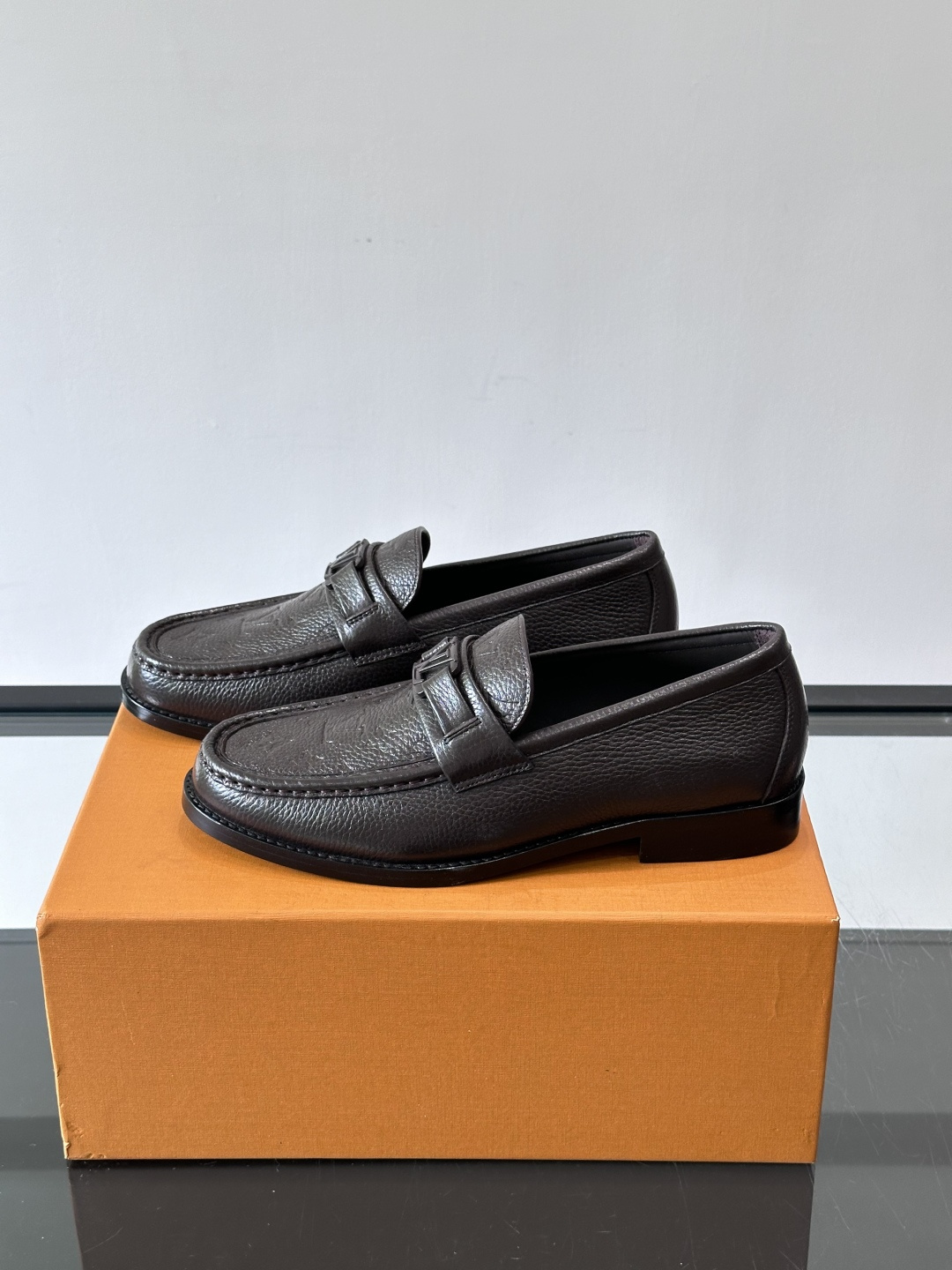 ◾️▫️L.v~高端男士正装休闲皮鞋，经典款，高端大气，进口牛皮打造，小牛皮透气内里，真皮大底，顶级品质