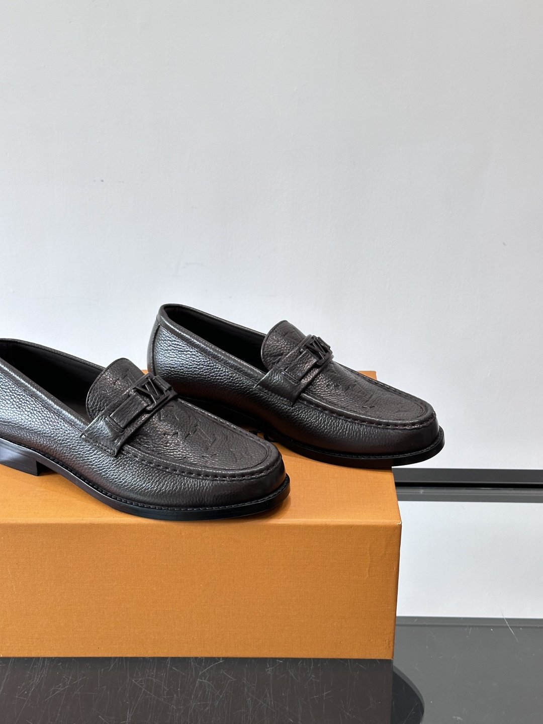 ◾️▫️L.v~高端男士正装休闲皮鞋，经典款，高端大气，进口牛皮打造，小牛皮透气内里，真皮大底，顶级品质