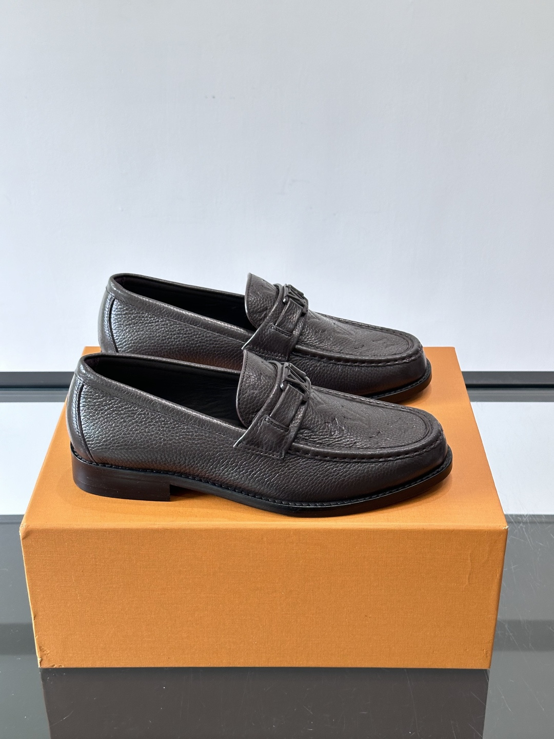 ◾️▫️L.v~高端男士正装休闲皮鞋，经典款，高端大气，进口牛皮打造，小牛皮透气内里，真皮大底，顶级品质