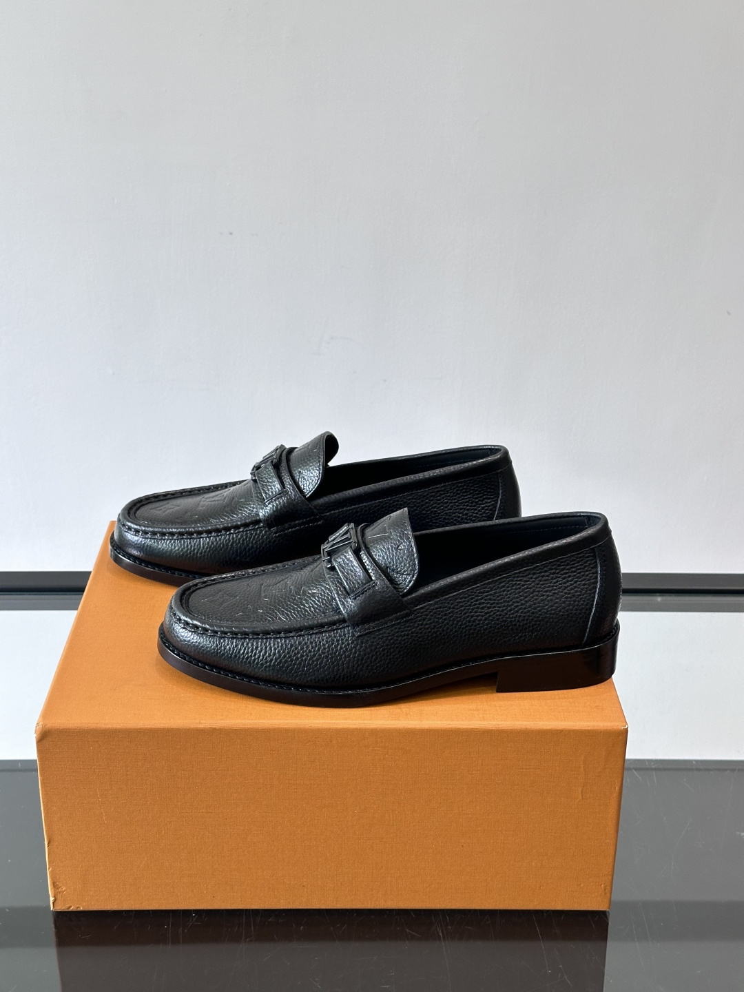 ◾️▫️L.v~高端男士正装休闲皮鞋，经典款，高端大气，进口牛皮打造，小牛皮透气内里，真皮大底，顶级品质