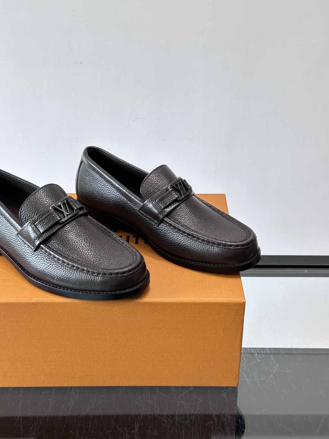 ◾️▫️L.v~高端男士正装休闲皮鞋，经典款，高端大气，进口牛皮打造，小牛皮透气内里，真皮大底，顶级品质