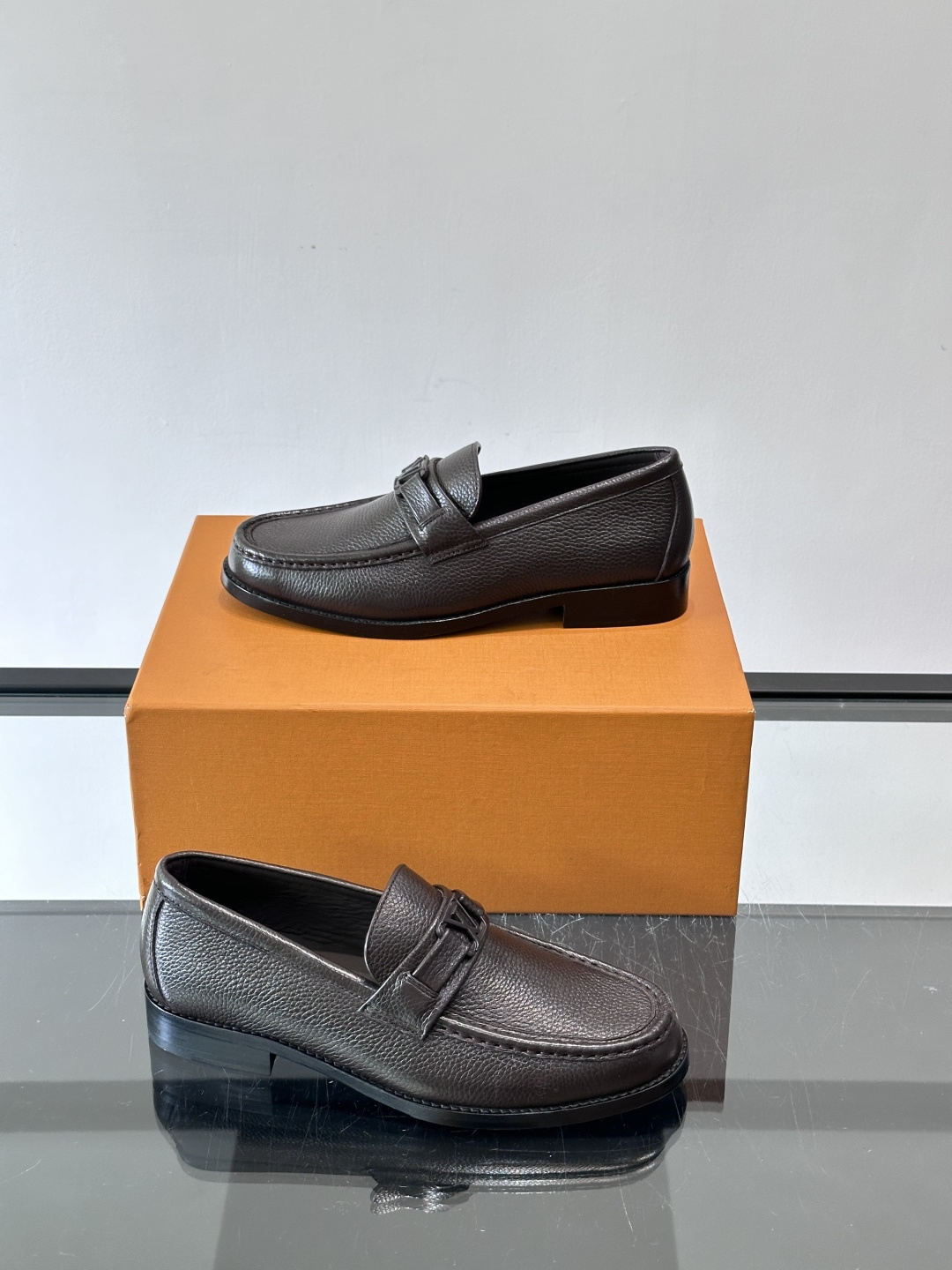 ◾️▫️L.v~高端男士正装休闲皮鞋，经典款，高端大气，进口牛皮打造，小牛皮透气内里，真皮大底，顶级品质