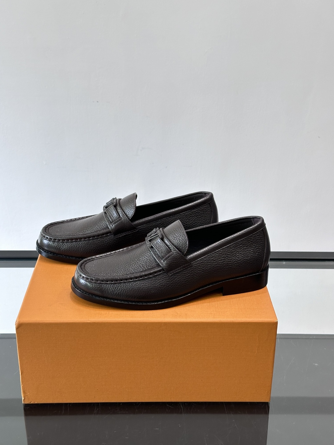 ◾️▫️L.v~高端男士正装休闲皮鞋，经典款，高端大气，进口牛皮打造，小牛皮透气内里，真皮大底，顶级品质