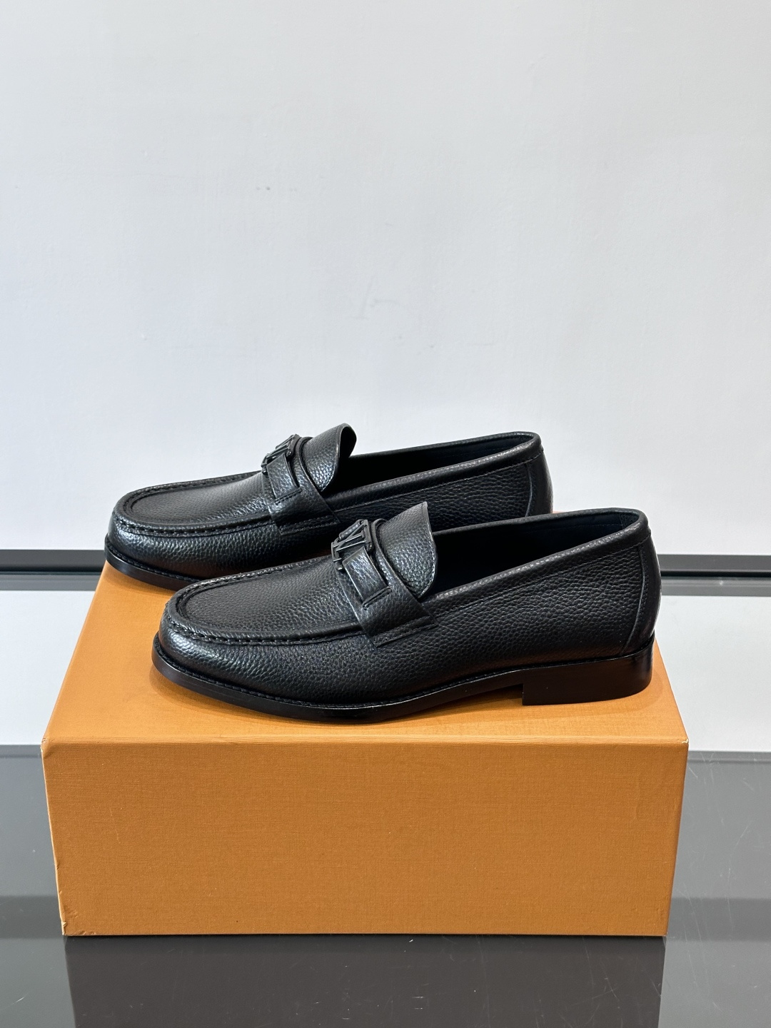 ◾️▫️L.v~高端男士正装休闲皮鞋，经典款，高端大气，进口牛皮打造，小牛皮透气内里，真皮大底，顶级品质