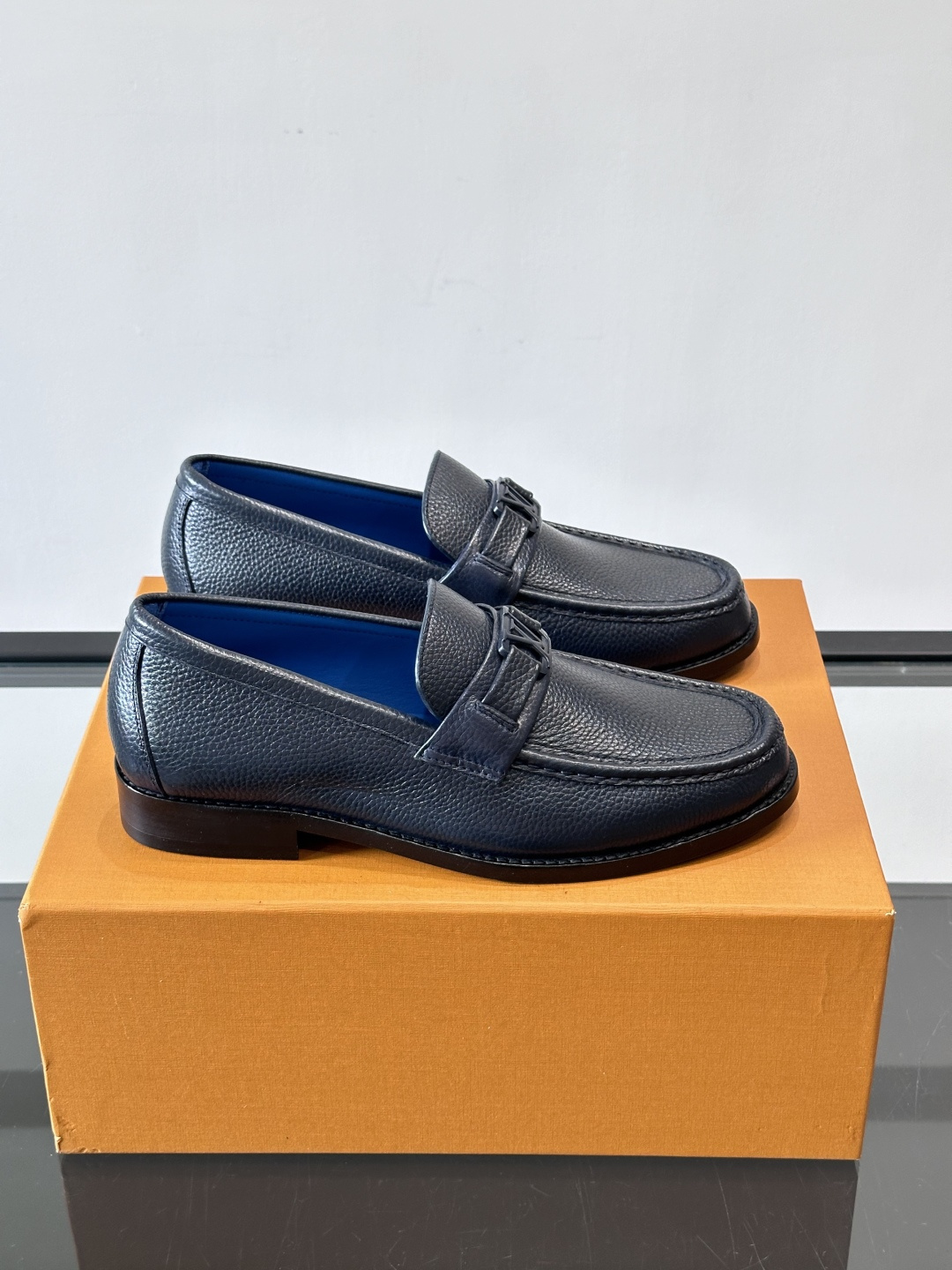 ◾️▫️L.v~高端男士正装休闲皮鞋，经典款，高端大气，进口牛皮打造，小牛皮透气内里，真皮大底，顶级品质