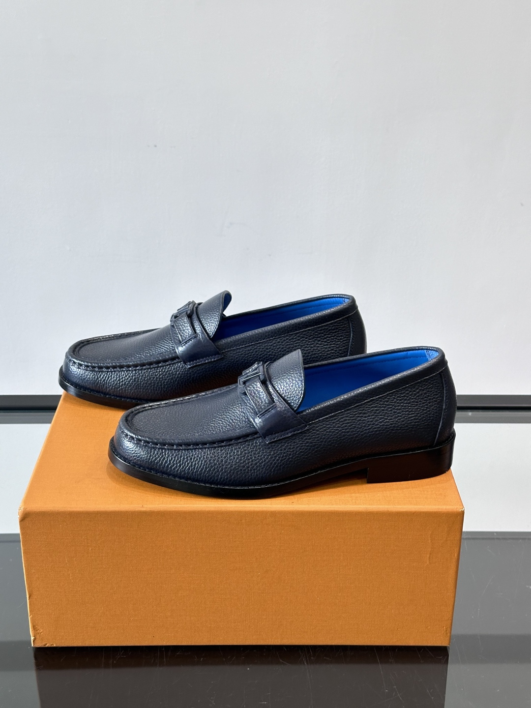 ◾️▫️L.v~高端男士正装休闲皮鞋，经典款，高端大气，进口牛皮打造，小牛皮透气内里，真皮大底，顶级品质