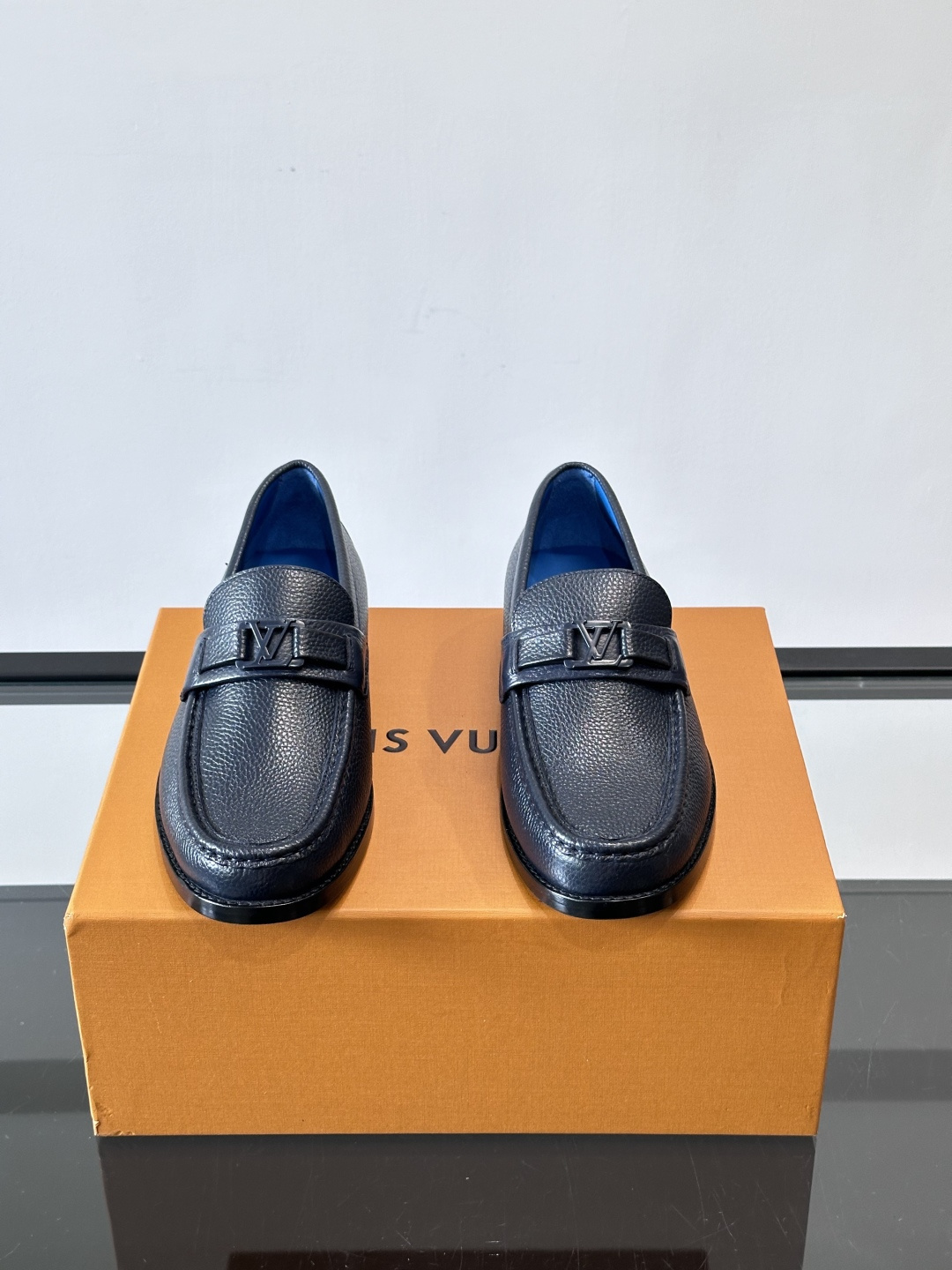 ◾️▫️L.v~高端男士正装休闲皮鞋，经典款，高端大气，进口牛皮打造，小牛皮透气内里，真皮大底，顶级品质