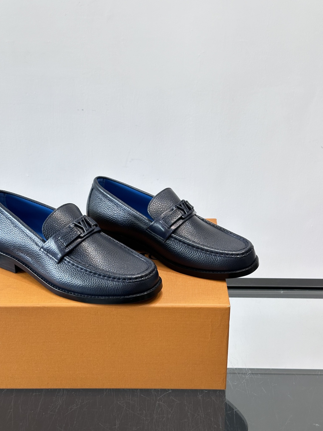 ◾️▫️L.v~高端男士正装休闲皮鞋，经典款，高端大气，进口牛皮打造，小牛皮透气内里，真皮大底，顶级品质
