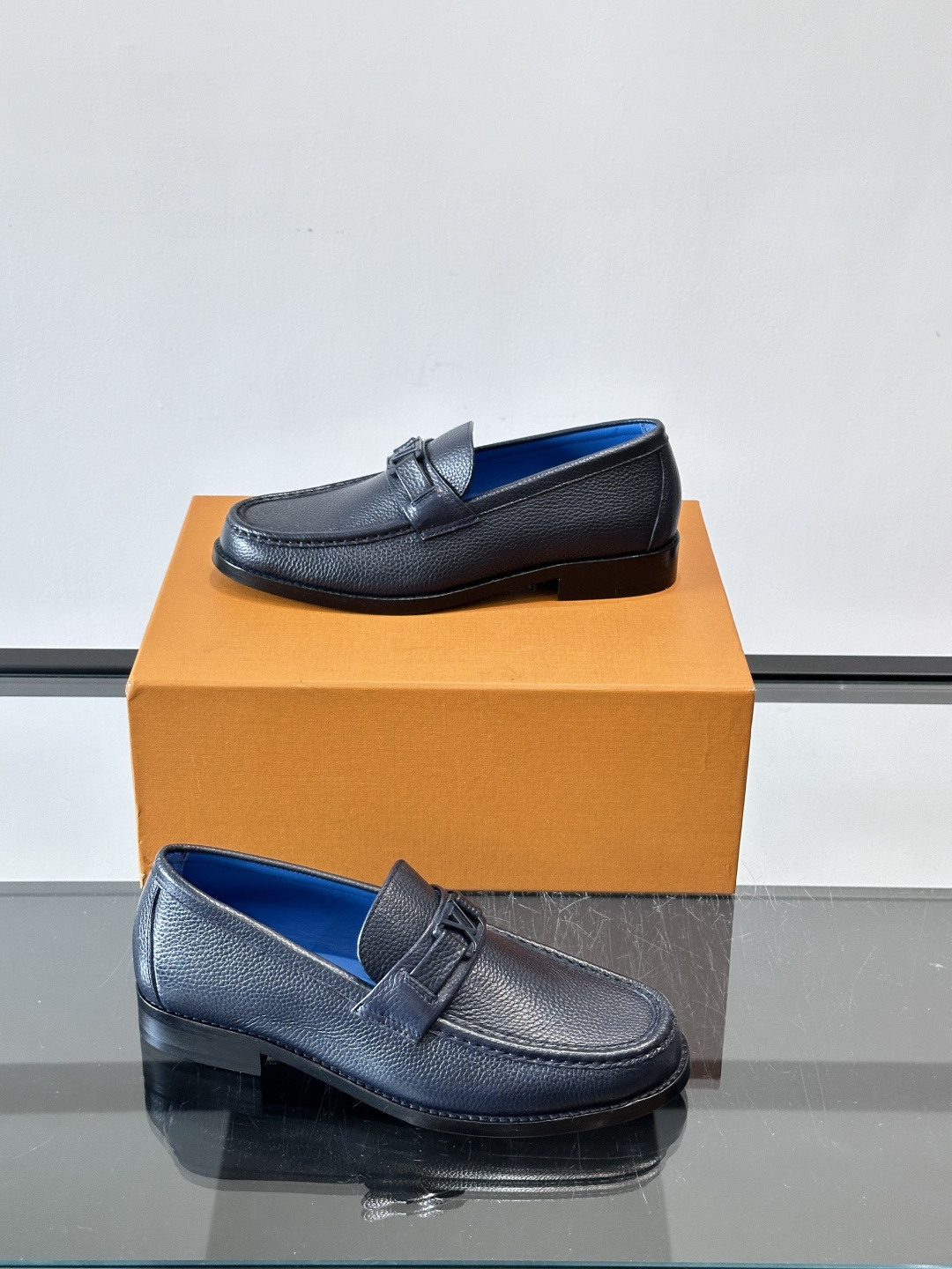 ◾️▫️L.v~高端男士正装休闲皮鞋，经典款，高端大气，进口牛皮打造，小牛皮透气内里，真皮大底，顶级品质