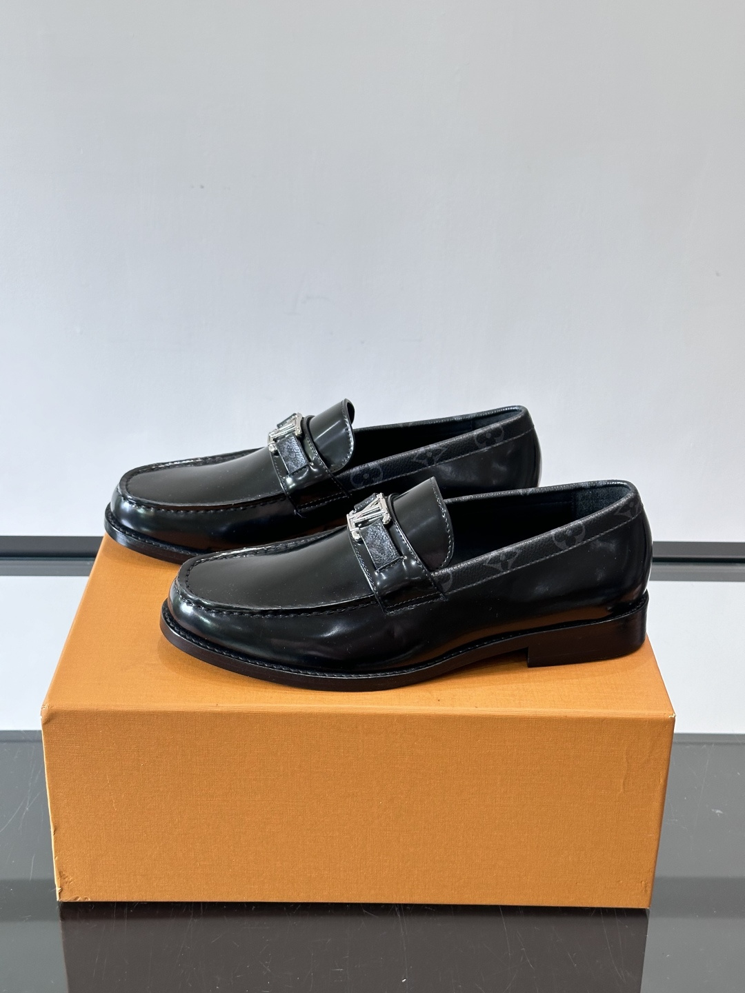 ◾️▫️L.v~高端男士正装休闲皮鞋，经典款，高端大气，进口牛皮打造，小牛皮透气内里，真皮大底，顶级品质