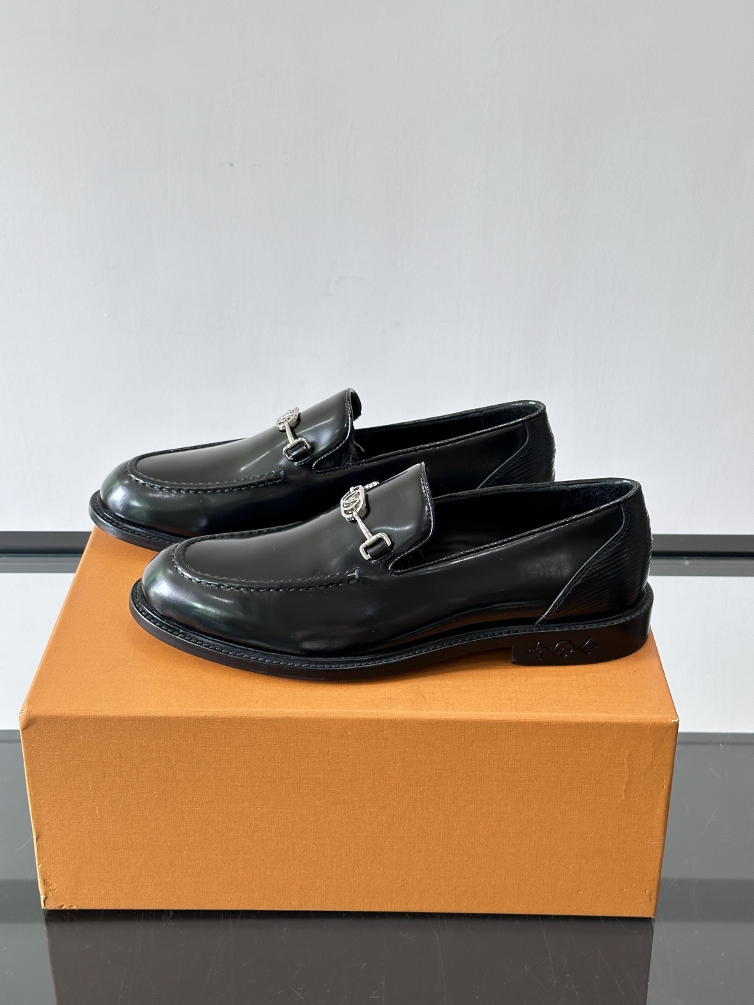 ◾️▫️L.v~高端男士正装休闲皮鞋，经典款，高端大气，进口牛皮打造，小牛皮透气内里，真皮大底，顶级品质