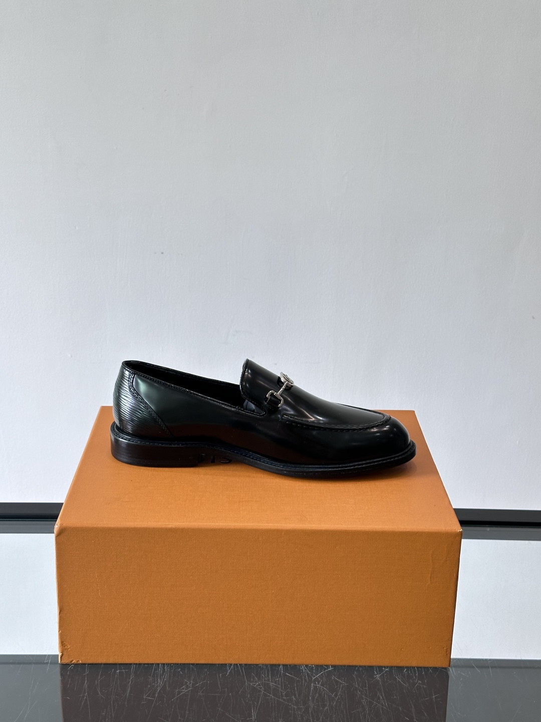 ◾️▫️L.v~高端男士正装休闲皮鞋，经典款，高端大气，进口牛皮打造，小牛皮透气内里，真皮大底，顶级品质