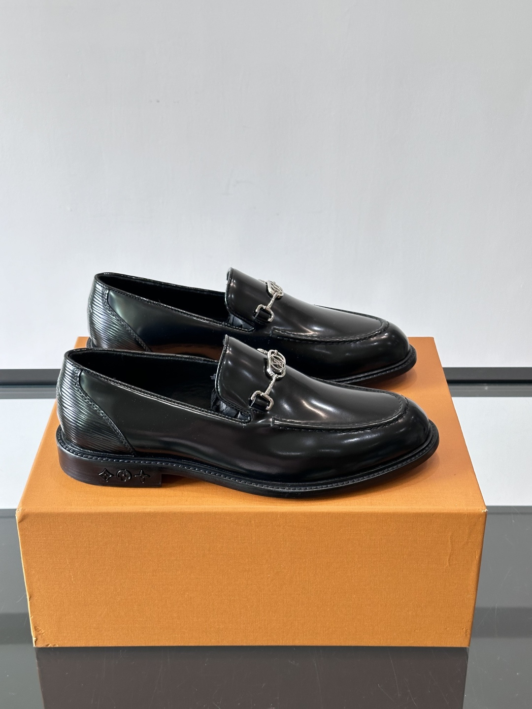 ◾️▫️L.v~高端男士正装休闲皮鞋，经典款，高端大气，进口牛皮打造，小牛皮透气内里，真皮大底，顶级品质