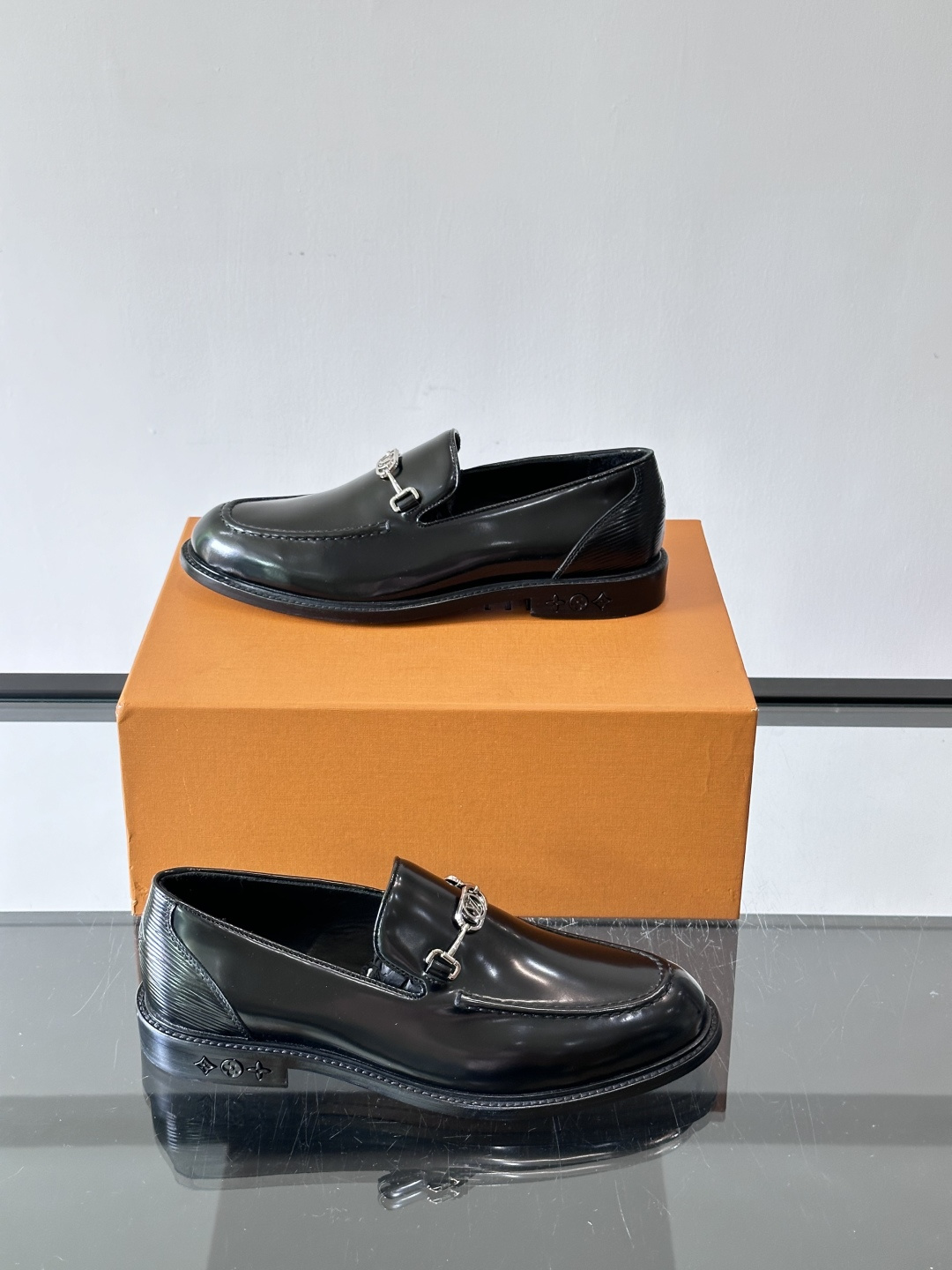 ◾️▫️L.v~高端男士正装休闲皮鞋，经典款，高端大气，进口牛皮打造，小牛皮透气内里，真皮大底，顶级品质