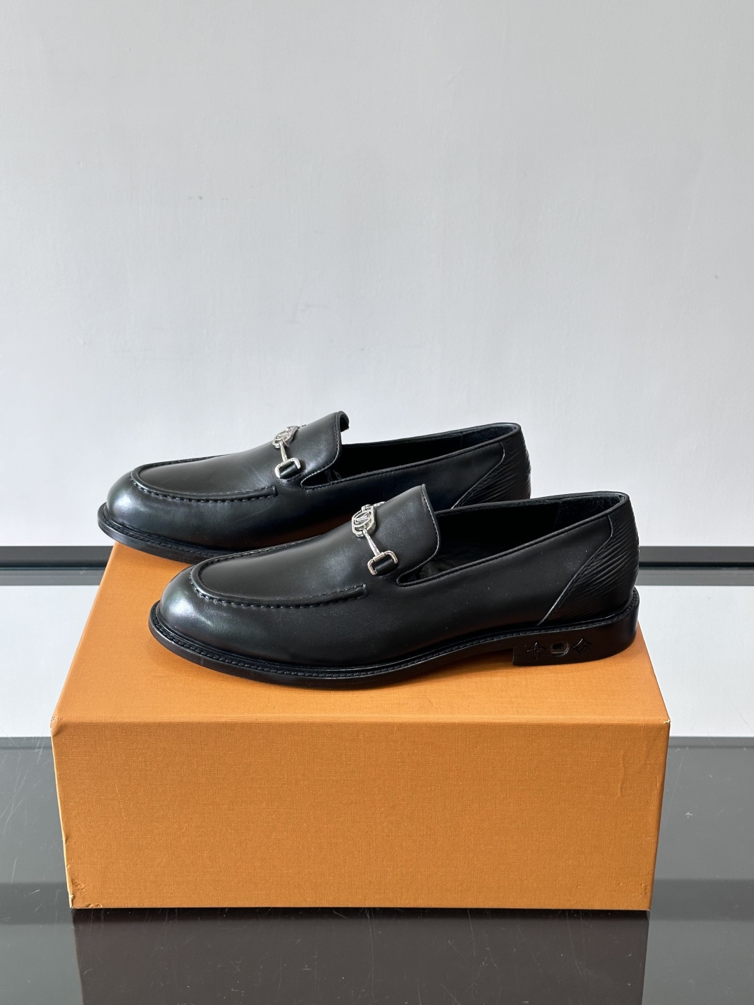 ◾️▫️L.v~高端男士正装休闲皮鞋，经典款，高端大气，进口牛皮打造，小牛皮透气内里，真皮大底，顶级品质