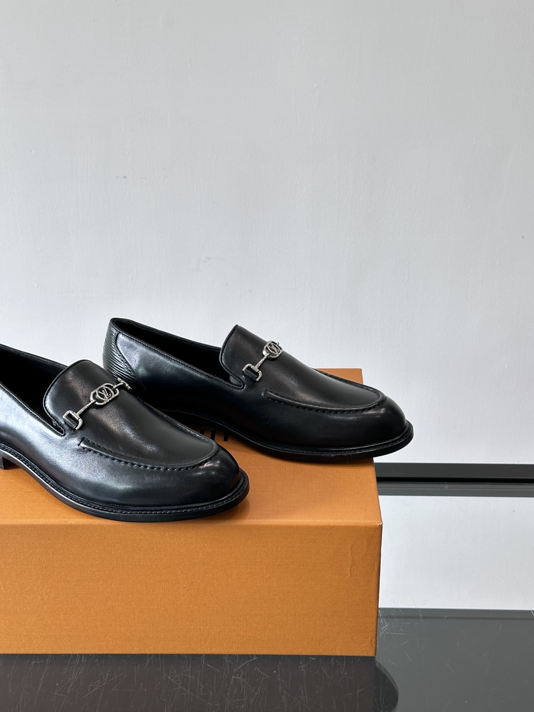 ◾️▫️L.v~高端男士正装休闲皮鞋，经典款，高端大气，进口牛皮打造，小牛皮透气内里，真皮大底，顶级品质