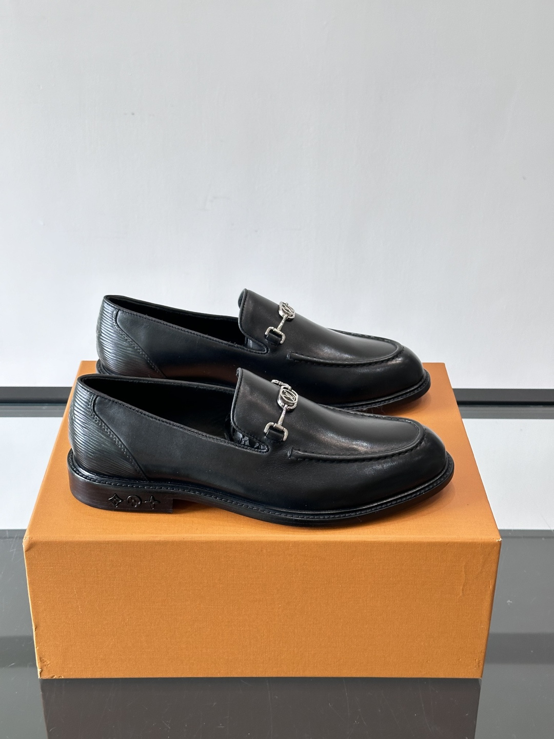 ◾️▫️L.v~高端男士正装休闲皮鞋，经典款，高端大气，进口牛皮打造，小牛皮透气内里，真皮大底，顶级品质