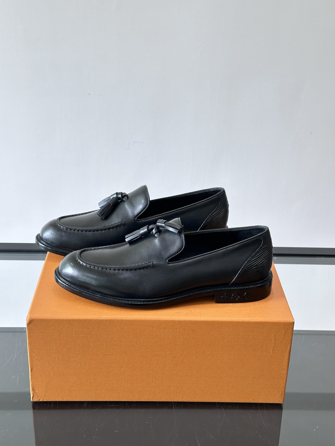 ◾️▫️L.v~高端男士正装休闲皮鞋，经典款，高端大气，进口牛皮打造，小牛皮透气内里，真皮大底，顶级品质