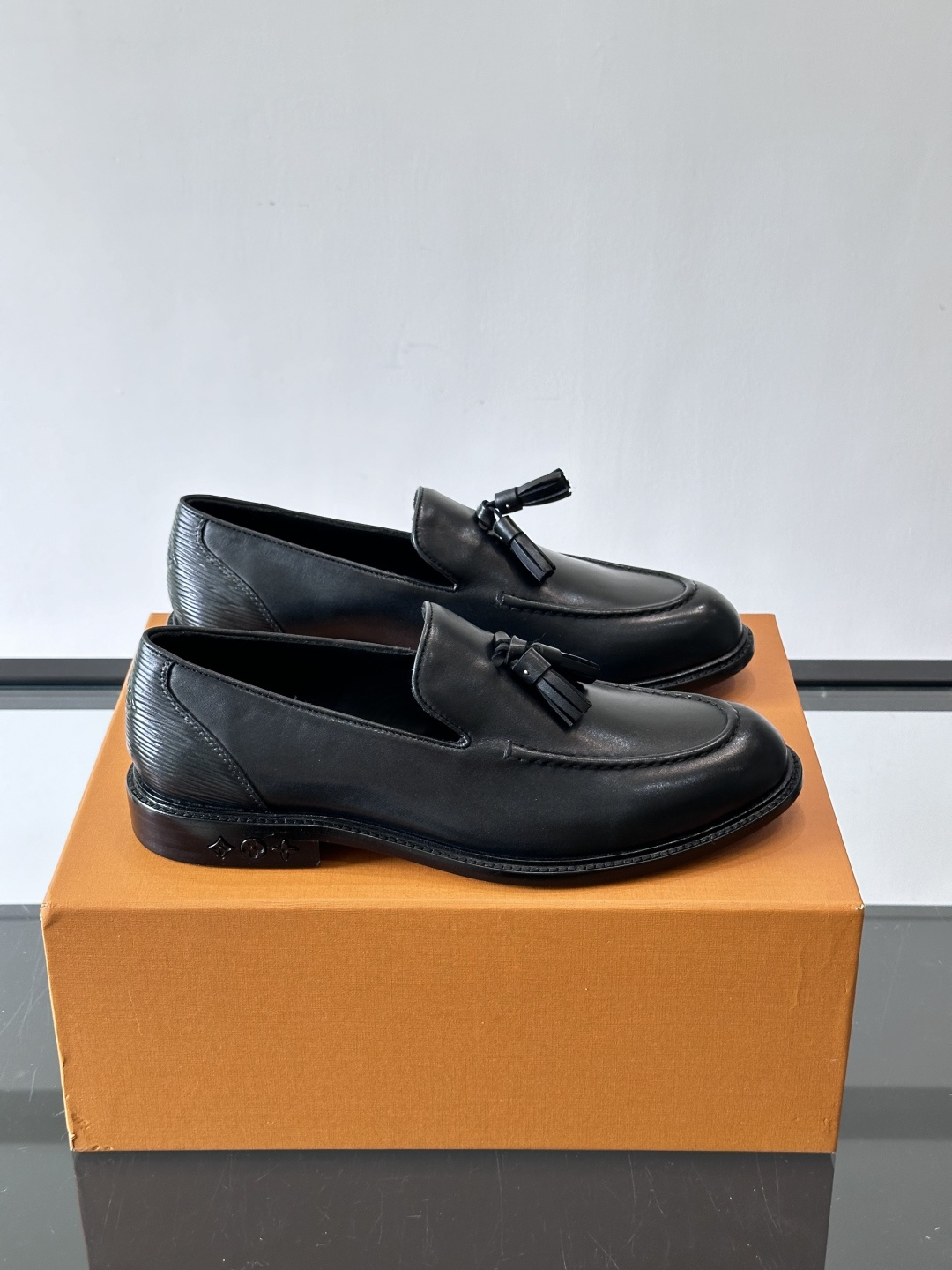 ◾️▫️L.v~高端男士正装休闲皮鞋，经典款，高端大气，进口牛皮打造，小牛皮透气内里，真皮大底，顶级品质