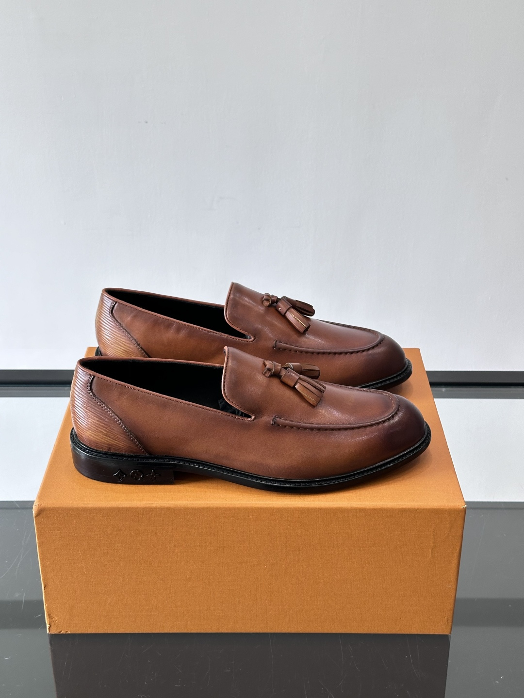 ◾️▫️L.v~高端男士正装休闲皮鞋，经典款，高端大气，进口牛皮打造，小牛皮透气内里，真皮大底，顶级品质