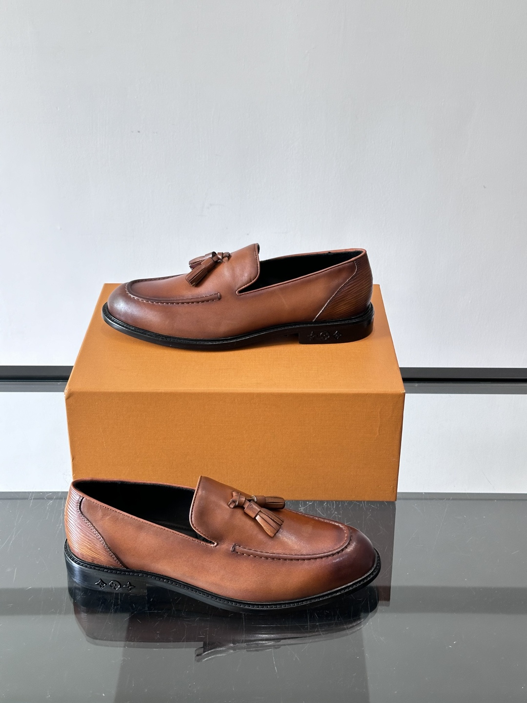 ◾️▫️L.v~高端男士正装休闲皮鞋，经典款，高端大气，进口牛皮打造，小牛皮透气内里，真皮大底，顶级品质