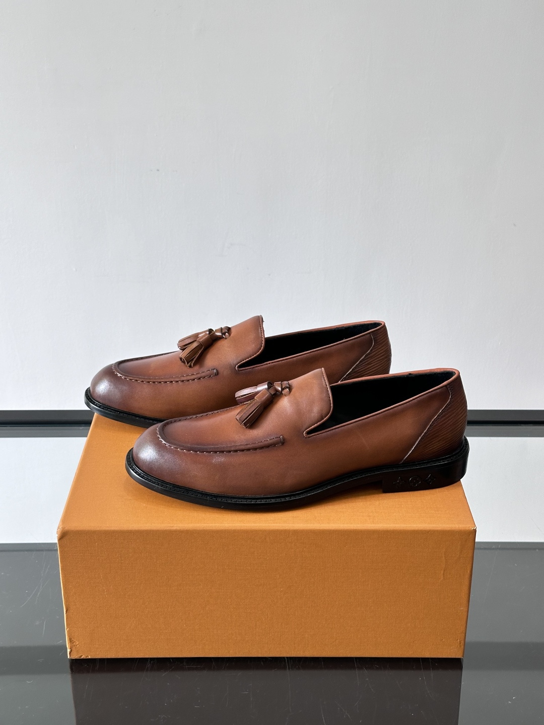 ◾️▫️L.v~高端男士正装休闲皮鞋，经典款，高端大气，进口牛皮打造，小牛皮透气内里，真皮大底，顶级品质