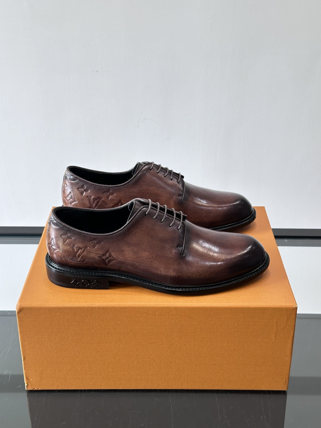 ◾️▫️L.v~高端男士正装休闲皮鞋，经典款，高端大气，进口牛皮打造，小牛皮透气内里，真皮大底，顶级品质