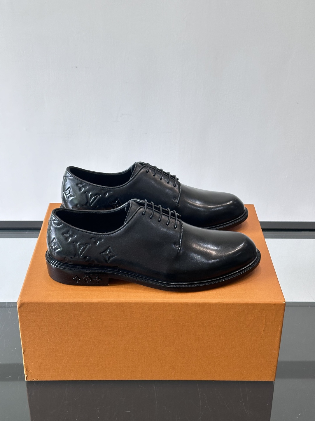 NO:557404,L.v~ High-end men's formal casual leather shoes, classic style, high-end atmosphere, made of imported cowhide, calfskin breathable lining, genuine leather outsole, top quality!  ,size38-44 (45 customized),,cowhide,Leather soles19860909L.v~高端男士正装休闲皮鞋,经典款,高端大气,进口牛皮打造,小牛皮透气内里,真皮大底,顶级品质！ ,size38-44（45定制）,,cowhide,Leather soles,Men's shoes